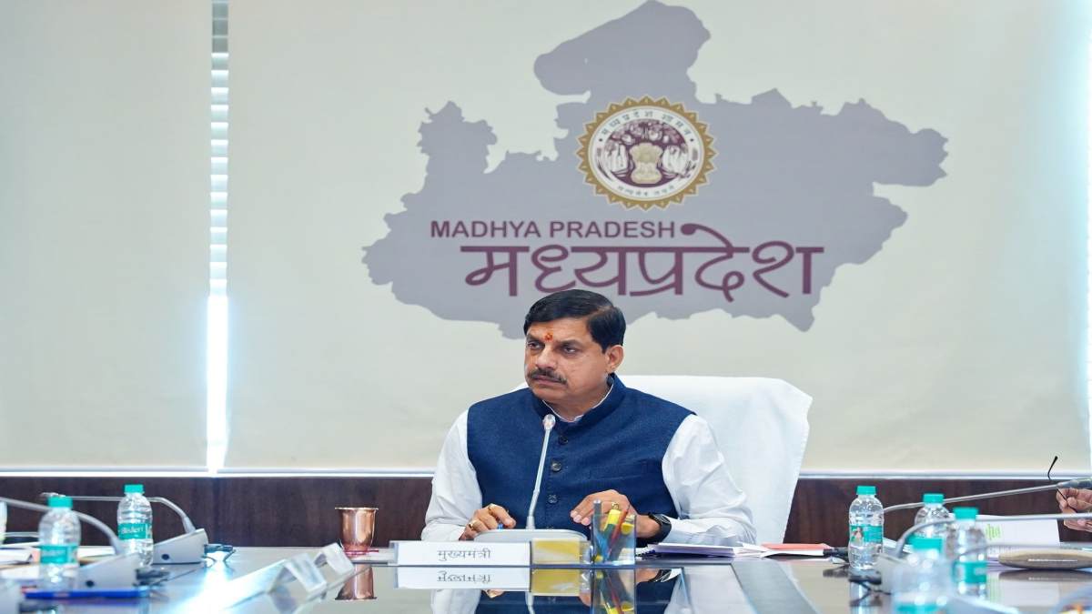 CM डॉ. मोहन की बड़ी कार्रवाई: बैठक में 4 पटवारी को किया निलंबित, अधिकारियों का रुकेगा वेतन, संविदा लेखापाल की सेवाएं समाप्त