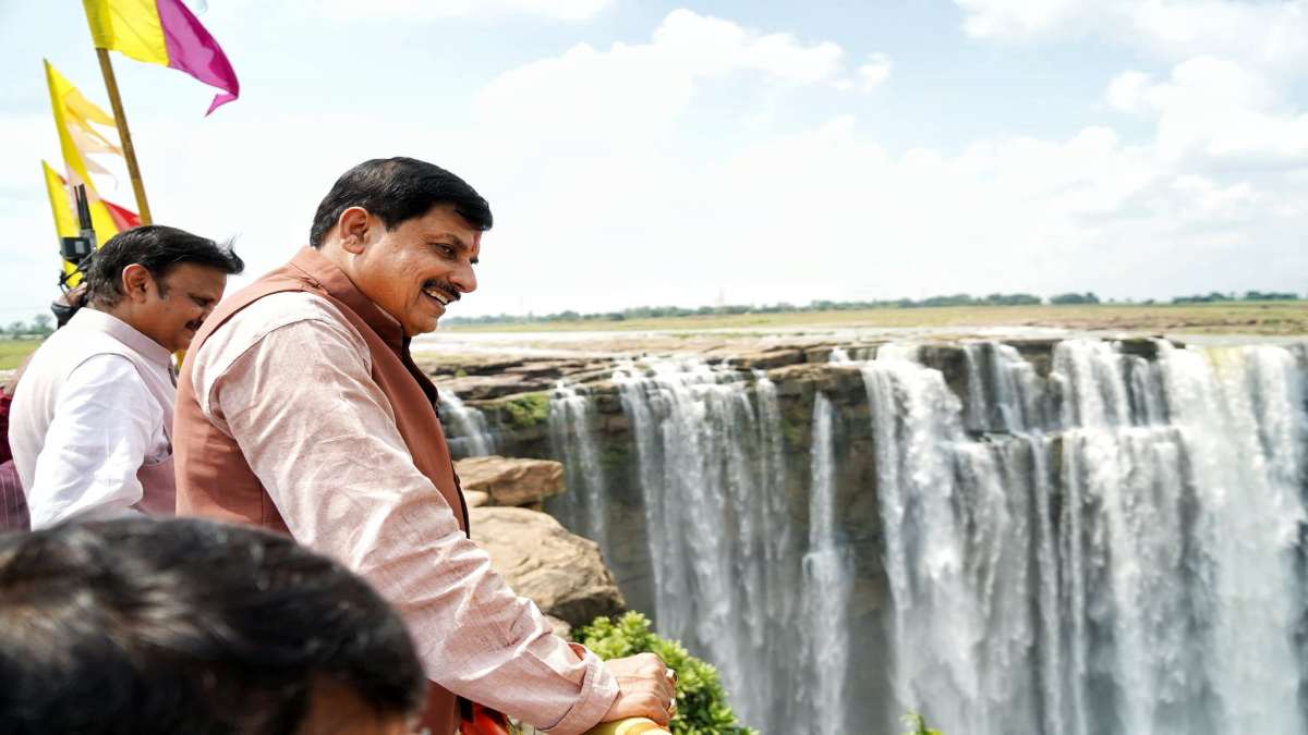 MP के सबसे ऊंचे वाटरफॉल बहुती में CM डॉ. मोहन, व्यू प्वाइंट से देखी दूधिया जलधारा, एक आवाज में गौमाताओं को बुलाने वाले सौखेलाल से की मुलाकात
