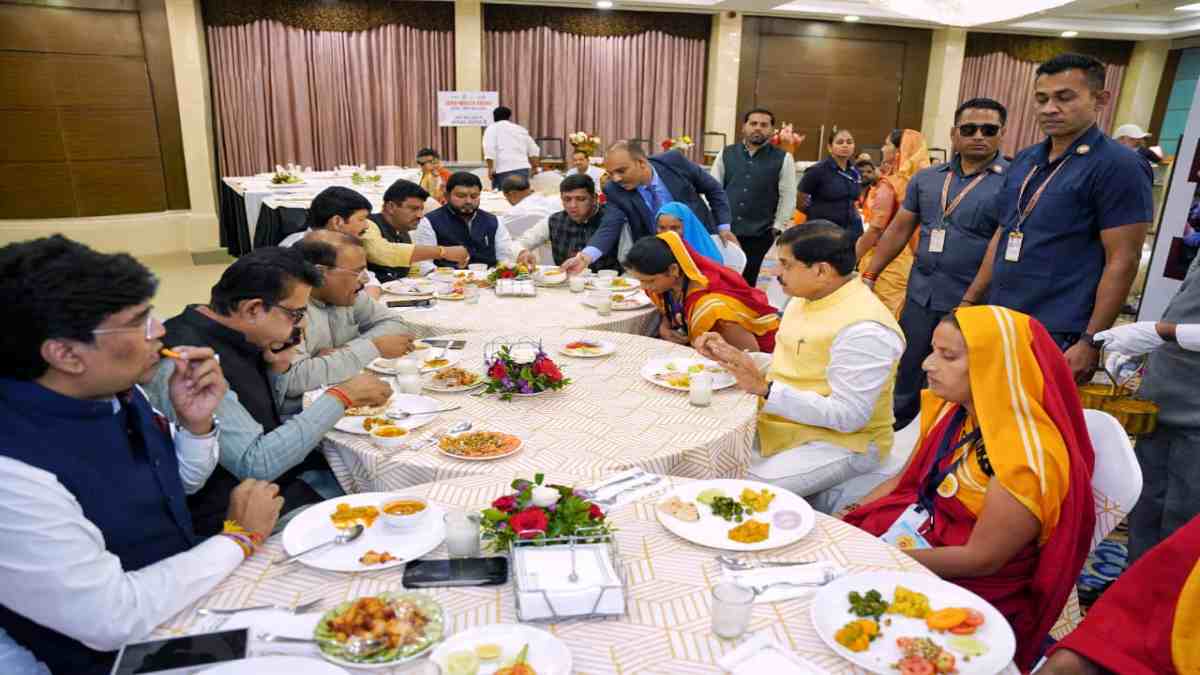 CM डॉ. मोहन ने इंदौर के सफाई मित्रों के साथ किया भोज, 50 नई इलेक्ट्रिक बसों की दी सौगात, फतेहाबाद के गुलाब जामुन का सुनाया इतिहास