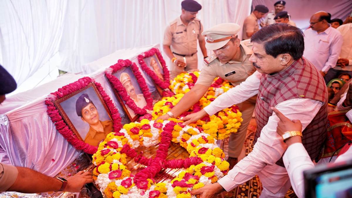 उज्जैन कार हादसा: CM डॉ. मोहन ने दिवंगत TI-SI के परिजनों को सौंपे 1 करोड़ के चेक, कॉन्स्टेबल आरती के परिवार को 59 लाख, घर के सदस्य को अनुकंपा नियुक्ति