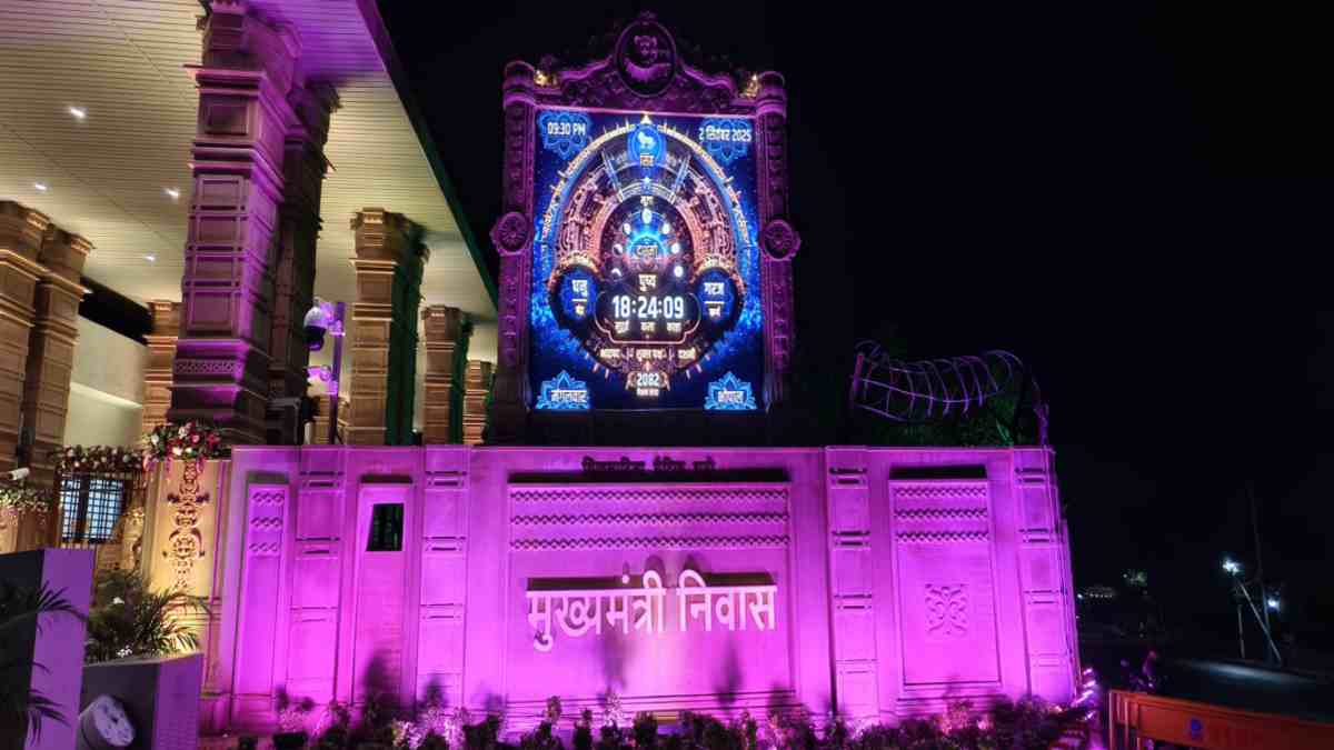 रंग बिरंगी रोशनी में नहाई वैदिक घड़ी, जगमग हुआ सीएम हाउस, देखें तस्वीर