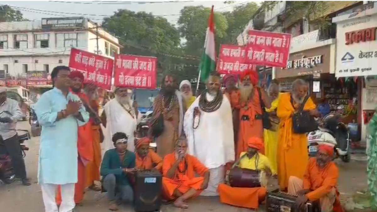 बीच सड़क कंप्यूटर बाबा का भजन-कीर्तन: गायों की दुर्दशा को लेकर निकालेंगे गौमाता न्याय यात्रा, कहा- जरुरत पड़ी तो भिक्षा मांगने से पीछे नहीं हटेंगे