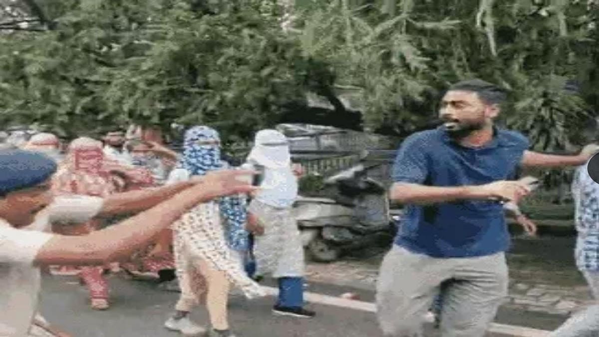 संविदाकर्मियों का पटना में उग्र प्रदर्शन, CM आवास का घेराव, पुलिस ने किया हल्का बल प्रयोग, कई लोग हिरासत में लिए गए