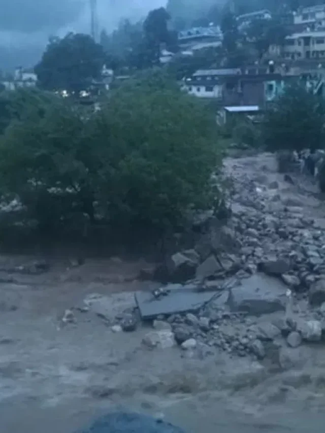 Dehradun Cloudburst: देहरादून में बादल फटने से भीषण तबाही, मलबे में दब गईं कारें