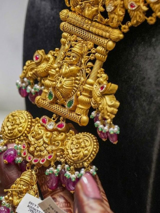 Shradh Paksha 2025: श्राद्ध पक्ष में कौन से सामान नहीं खरीदना चाहिए
