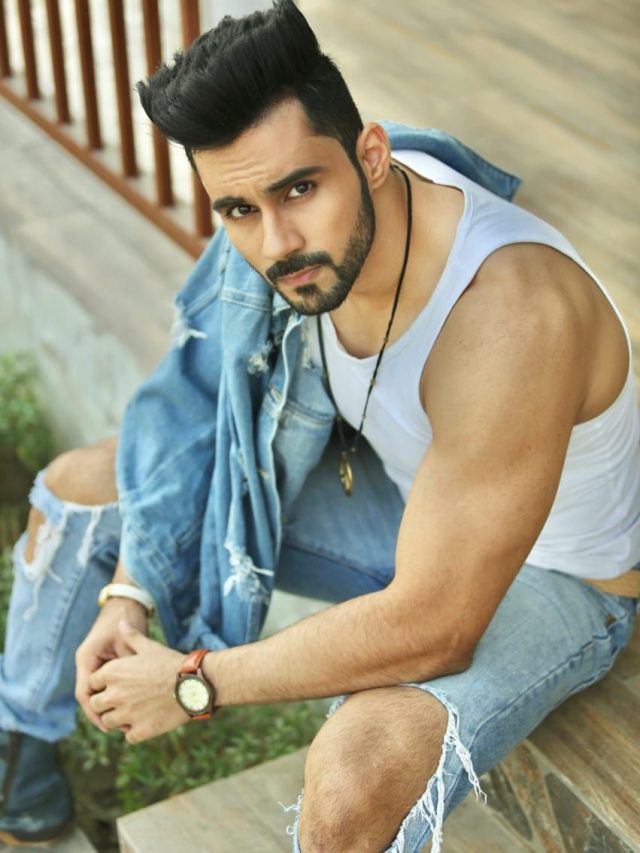 Bigg Boss 19 के कंटेस्टेंट अभिषेक बजाज शो में खुद को बता रहे सिंगल, वायरल हुई वेडिंग फोटो