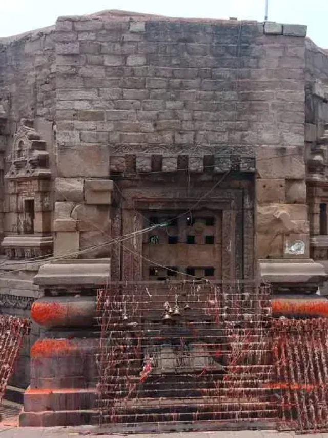 Navratri Special 2025: माता का अनोखा चमत्कार: यहां बलि के बाद जिंदा हो जाता है बकरा, मूर्ती भी बदलती है रंग
