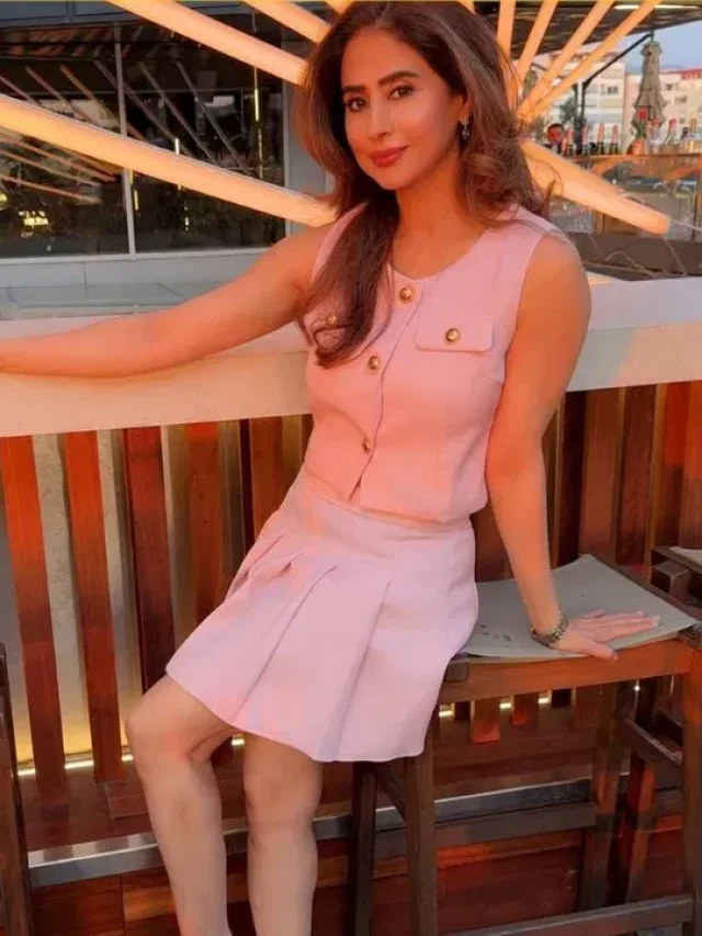 Urmila Matondkar ने मिनी स्कर्ट में दिया किलर पोज, देखिये लेडी बॉस लुक
