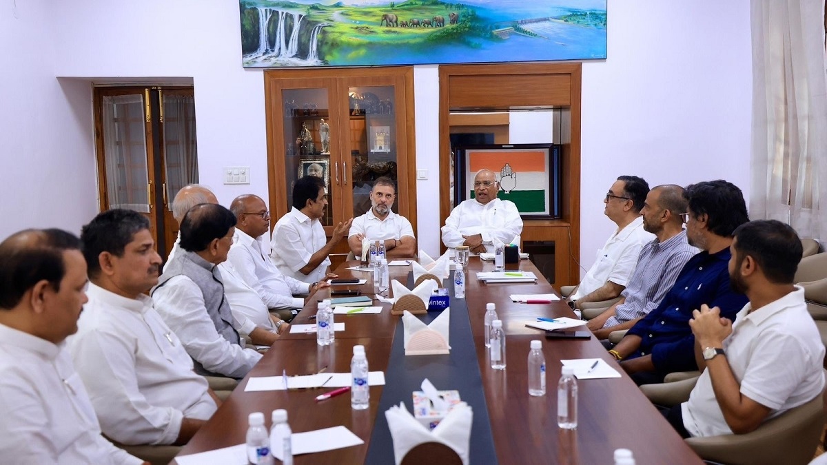 महागठबंधन में सीट शेयरिंग को लेकर खींचतान तेज, पटना में CWC की बैठक में खरगे, राहुल समेत कई दिग्गज नेता होंगे शामिल
