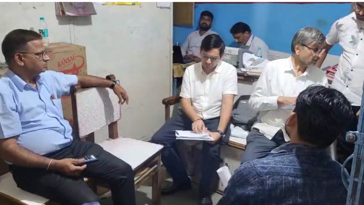 MP के इस जिले में GST का छापा, चंद्रा ट्रेडर्स में टीम के साथ डिप्टी कमिश्नर ने दी दबिश, दस्तावेज खंगाल रहे अफसर