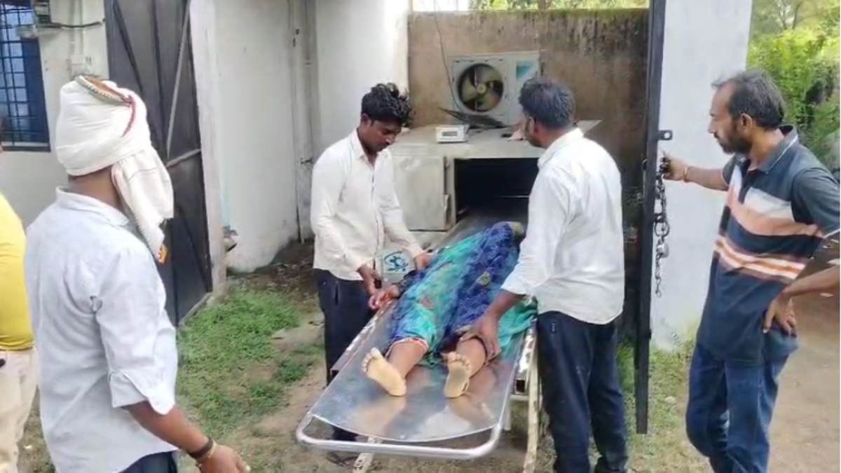 रूठ कर मायके चली गई पत्नी, मनाकर घर ले आया पति, फावड़े से मारकर बेरहमी से की हत्या