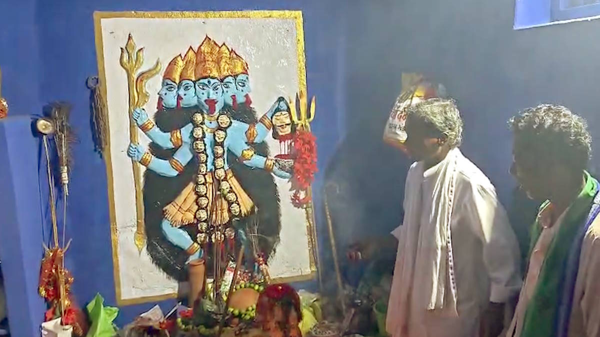 देव दशहरा मनाने गोहरापदर छैलडोंगरी में जुटे हजारों श्रद्धालु, महिलाओं का शामिल होना रहता है वर्जित…