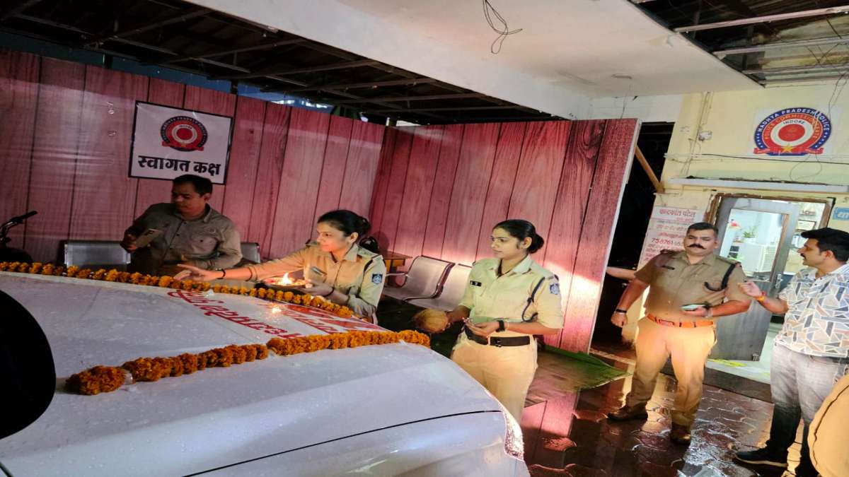 इंदौर में डायल-112 सेवा की शुरुआत: सड़कों पर उतरे 49 नए हाईटेक वाहन, महिला उपनिरीक्षक ने पूजन कर की शुरुआत