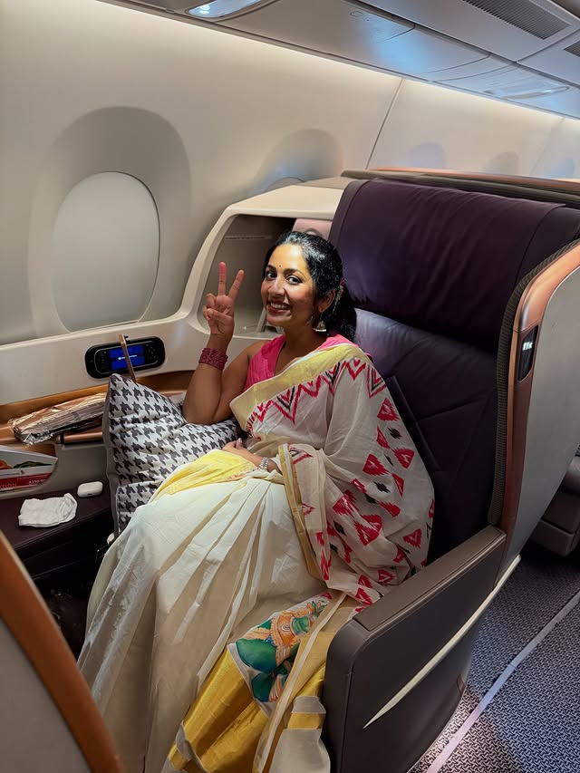 Navya Nair: कौन हैं नव्या नायर? जिन्हें फ्लाइट में फूलों का गजरा ले जाना पड़ा भारी…