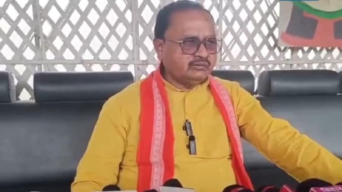नेताजी की बिगड़े बोल! गोपाल मंडल ने पूर्व सांसद को घेरा, कहा चप्पल-चप्पल से मारा जाएगा वोट मांगने आने वाला बुलवा मंडल