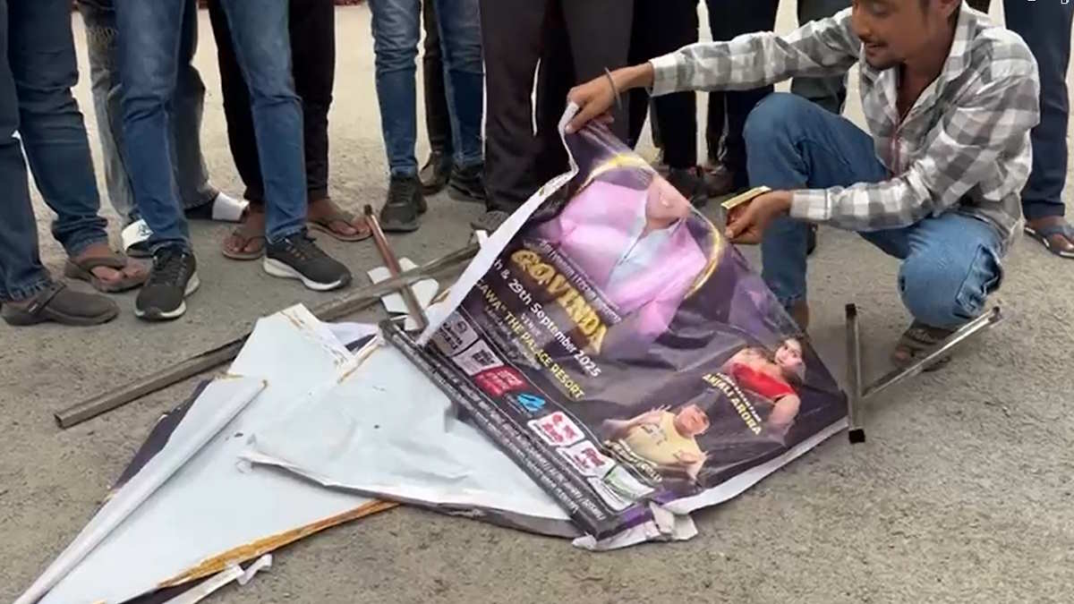एल्विस के बाद अब गोविंदा के गरबा कार्यक्रम का होने लगा विरोध, पोस्टर फाड़ आग लगाने का किया प्रयास