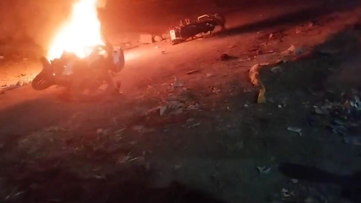 गाड़ी टकराने पर विवाद: युवक ने दोस्तों के साथ मिलकर जमकर पीटा, तोड़फोड़ के बाद बाइक में लगाई आग