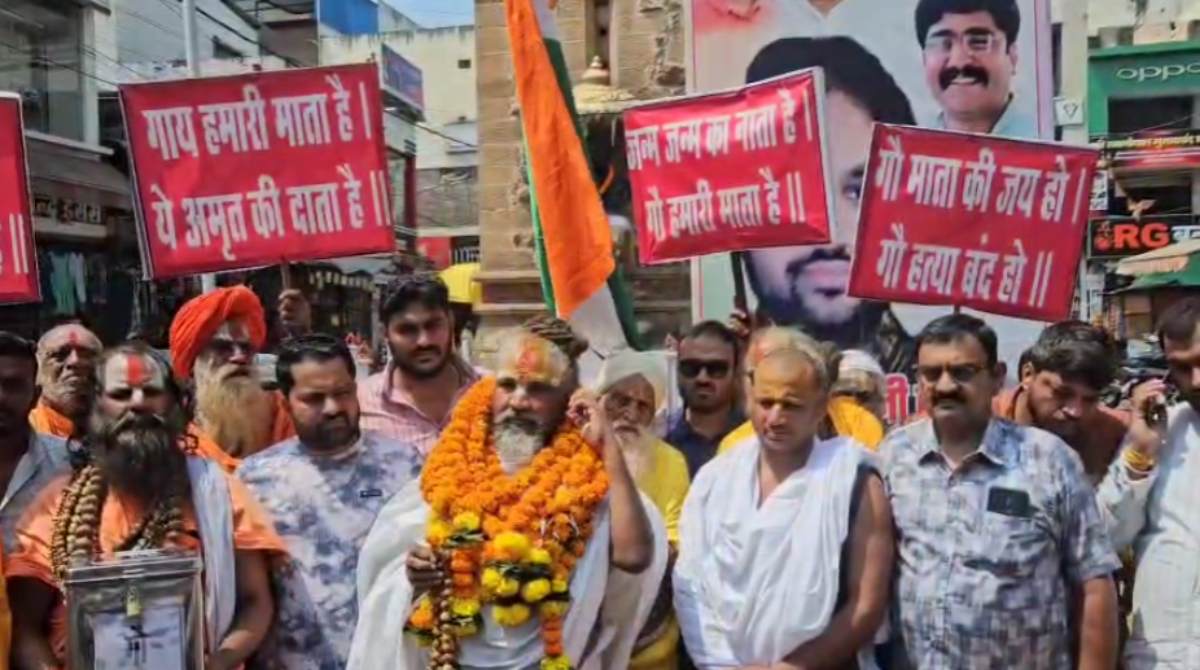 ‘गौमाता की स्थिति कुत्तों से बदतर हो गई’, सड़क पर उतरे कंप्यूटर बाबा, कहा- डॉग सड़क से उठकर बिस्तर तक पहुंच गए