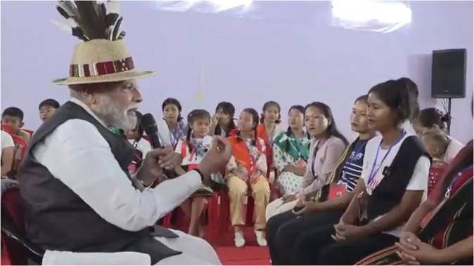 PM Modi Manipur Visit : पीएम मोदी ने मणिपुर में हिंसा प्रभावित लोगों से मुलाकात की, बोले- “जनता के जज़्बे को सलाम करता हूं, भारत सरकार आपके साथ है.. विकास के लिए शांति जरूरी”