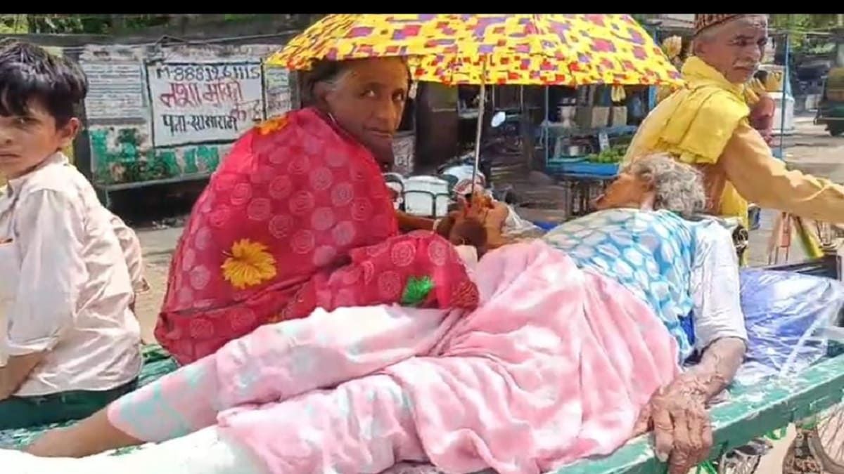 बिहार में स्वास्थ्य व्यवस्था की पोल खोलती तस्वीर आई सामने, बीमार मां को ठेले पर लेकर पहुंचा पुत्र