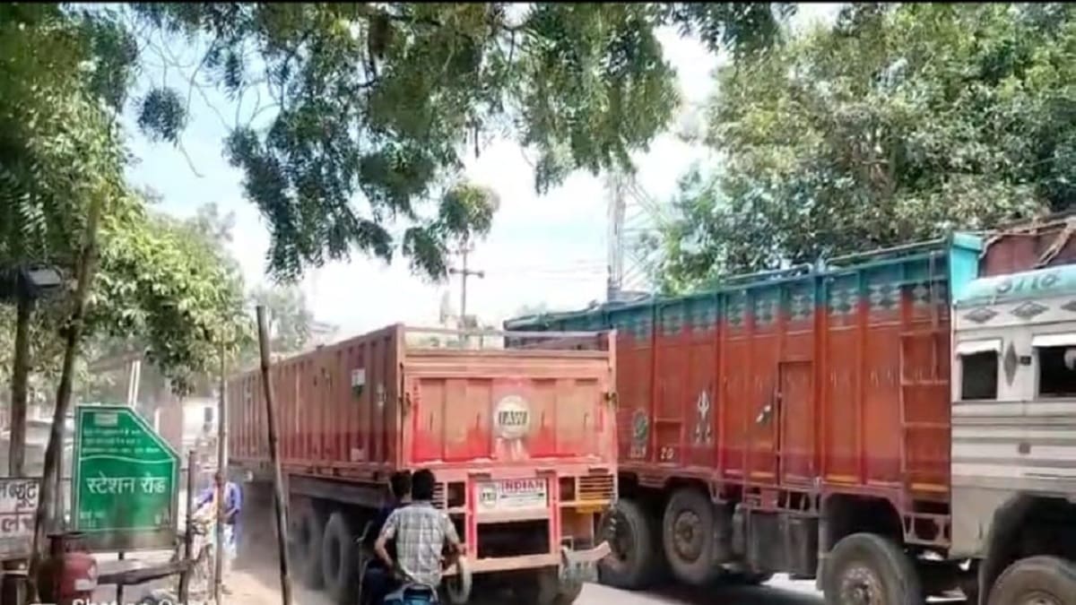 वन-वे सड़क पर ट्रकों की धड़ल्ले से आवाजाही, कोईलवर में हादसों का सिलसिला जारी