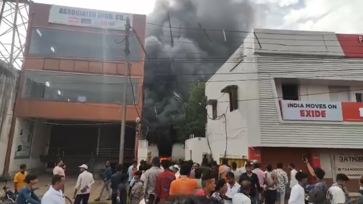 Raipur Breaking News : राजधानी की थिनर फैक्ट्री में लगी भीषण आग, इलाके में मची अफरा-तफरी