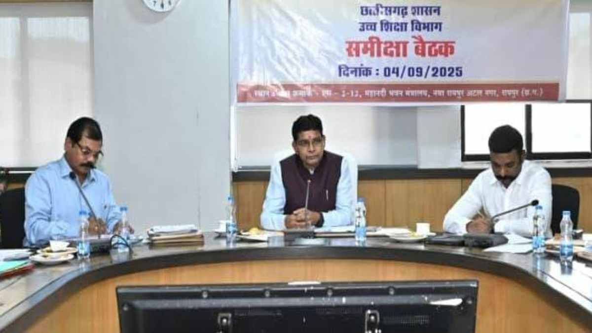 मंत्री टंकराम ने ली कुलपतियों की बैठक, राज्य की उच्च शिक्षा व्यवस्था को और अधिक पारदर्शी, गुणवत्तापूर्ण बनाने के दिए निर्देश