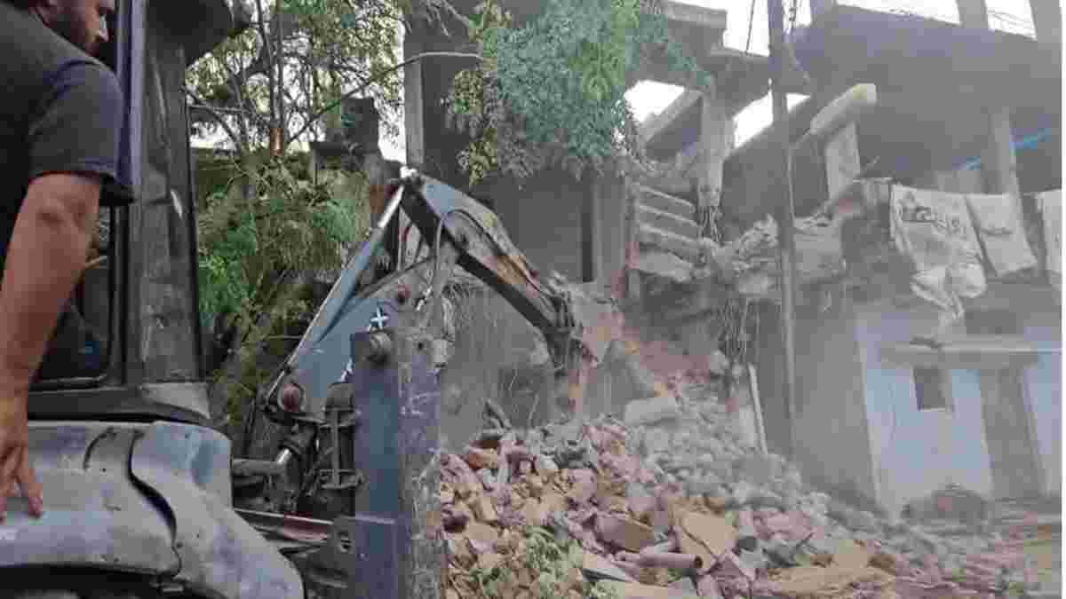 लव जिहाद के 2 आरोपियों के घर बुलडोजर कार्रवाईः TIT कॉलेज स्टूडेंट्स के साथ किया था सामूहिक दुष्कर्म