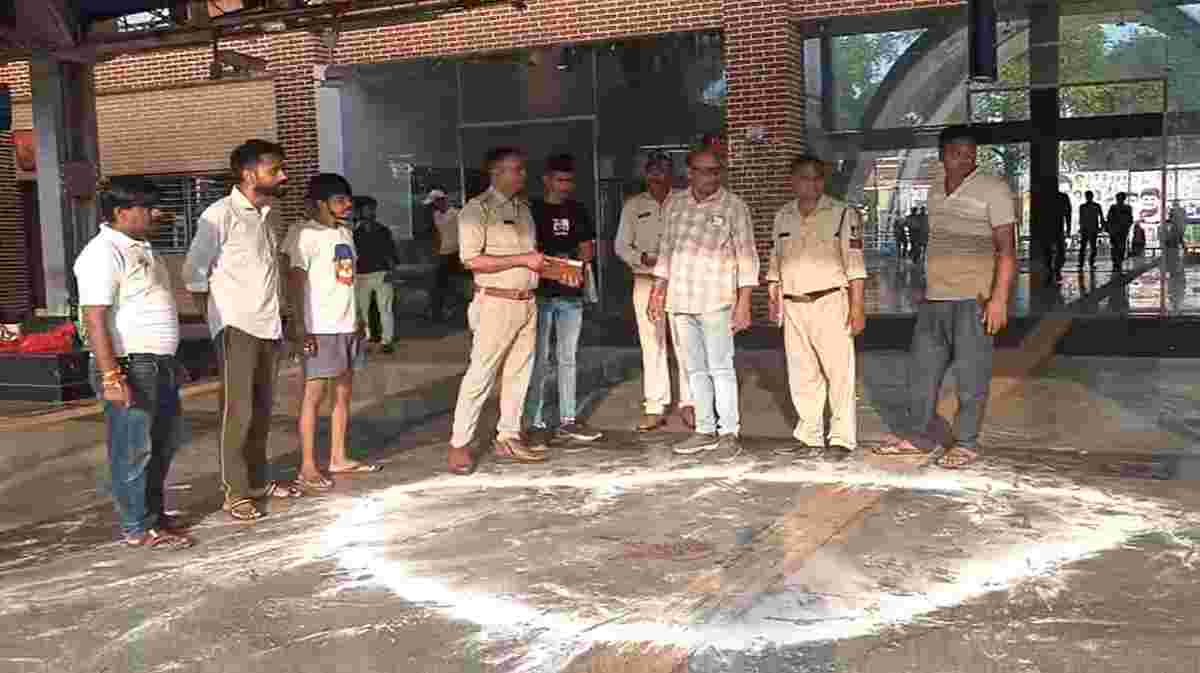 स्टेशन में साधु की हत्या से फैली सनसनीः बदमाशों ने चाकू से हमला कर उतारा मौत के घाट, जांच में जुटी पुलिस