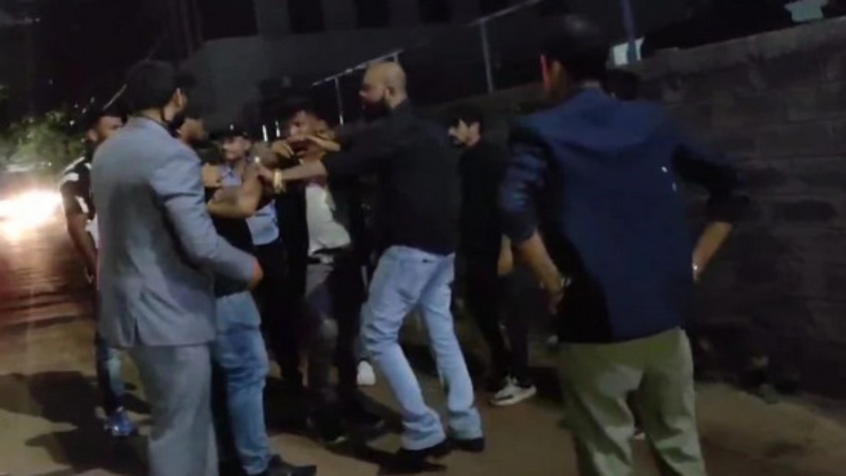 रायपुर के Zouk क्लब में 2 गुटों में जमकर मारपीट: महादेव सट्टा किंग का भांजा हाथापाई करते कैमरे में कैद, आरोपियों की तलाश में जुटी पुलिस…