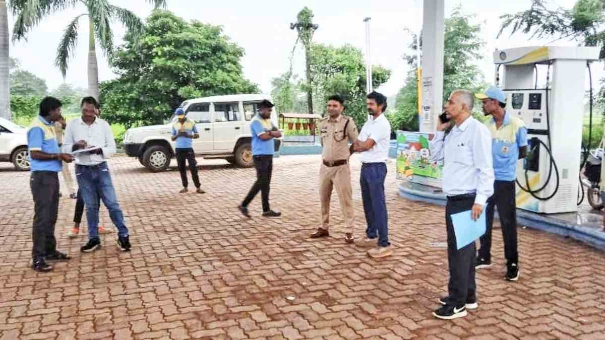 प्रशासन की बड़ी कार्रवाई : बिना हेलमेट पेट्रोल देने पर पेट्रोल पंप सील, संचालकों में मचा हड़कंप