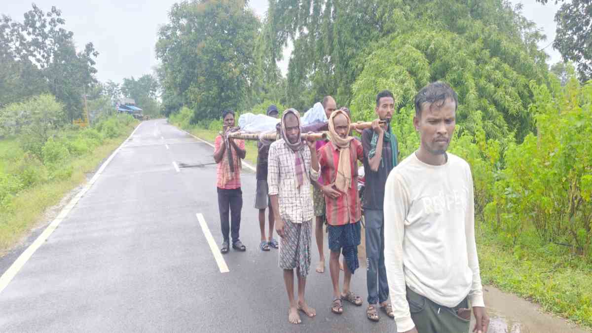 सिस्टम की लापरवाही VIDEO : सरकारी अस्पताल में नहीं मिला शव वाहन, गरीबी के चलते खाट पर ले जाना पड़ा महिला का शव