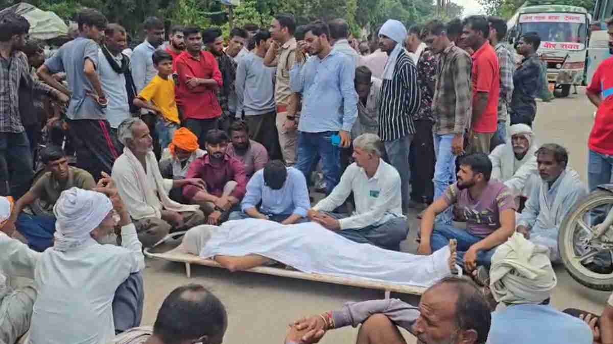 हिट एंड रन मामले में बुजुर्ग की मौतः थाने के सामने शव रख प्रदर्शन, पुलिसकर्मियों से भिड़े परिजन, माहौल तनावपूर्ण