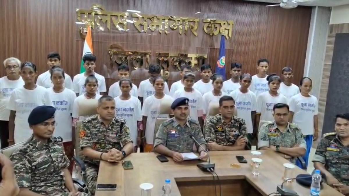 CG NEWS: 9 महिला समेत 20 नक्सलियों किया आत्मसमर्पण, 33 लाख का ईनाम था घोषित, हिंसा का रास्ता छोड़कर मुख्यधारा से जुड़े…