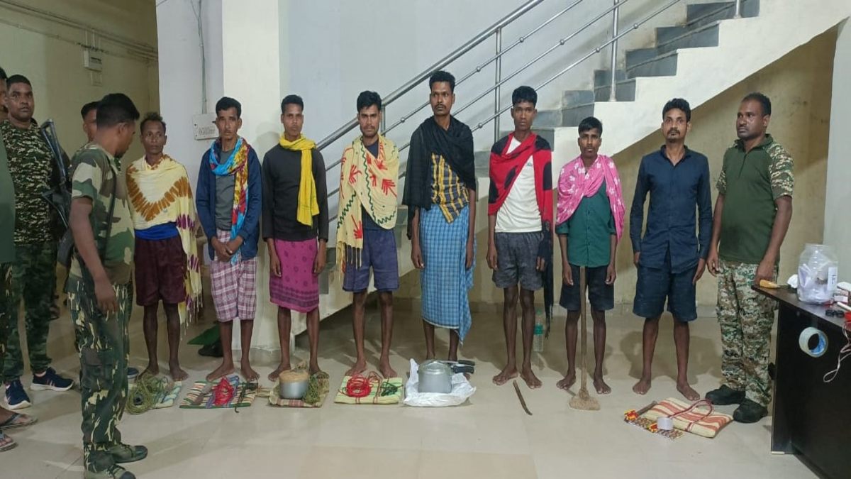 माओवादियों के खिलाफ बड़ी कार्रवाई, विस्फोटक सामग्री के साथ 16 नक्सली गिरफ्तार
