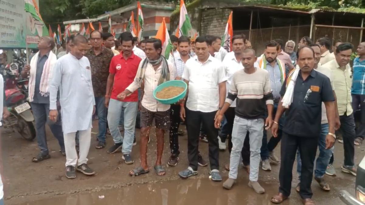 खाद की कमी से किसान परेशान, कांग्रेसियों ने तहसील कार्यालय का किया घेराव, विधायक उमेश पटेल ने कहा- जानबूझकर किसानों को किया जा रहा कमजोर