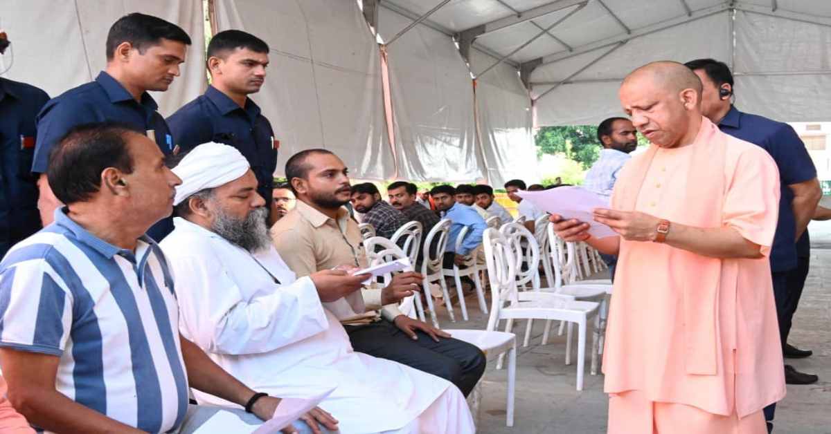 सीएम योगी ने लगाया जनता दर्शन: एक-एक करके सुनी सबकी फरियाद, अधिकारियों को दिए तत्काल निराकरण के निर्देश