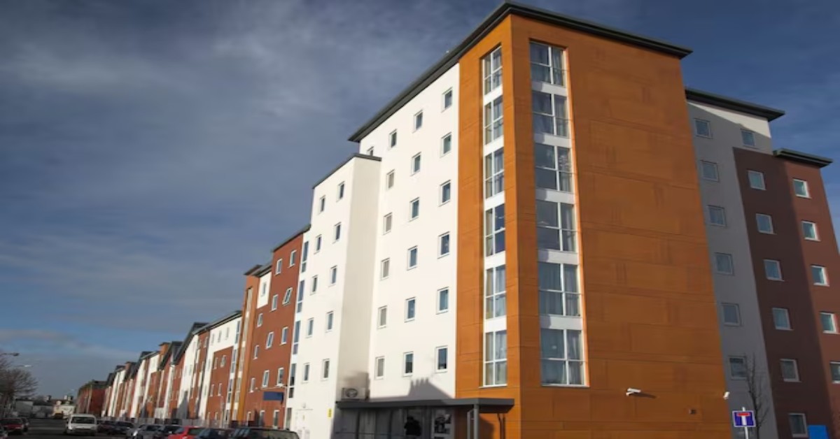 9 लाख रुपये में 2BHK फ्लैट : राजधानी के पॉश इलाके में तैयार है मकान, माफिया के कब्जे से मुक्त हुई जमीन पर गरीबों को बसाएगी योगी सरकार