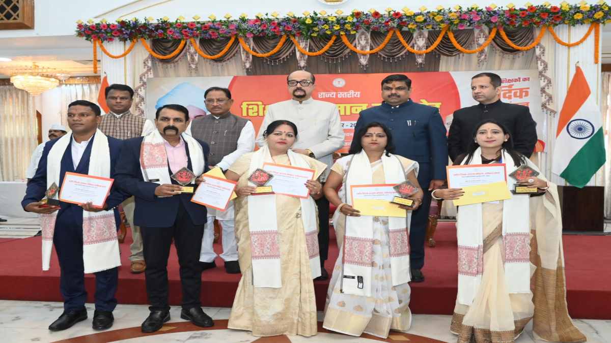 राज्य स्तरीय शिक्षक सम्मान समारोह : राज्यपाल डेका ने कहा – अपने विद्यार्थियों के लिए रोल मॉडल होते हैं शिक्षक, सीएम साय बोले – शिक्षा के बिना जीवन अधूरा