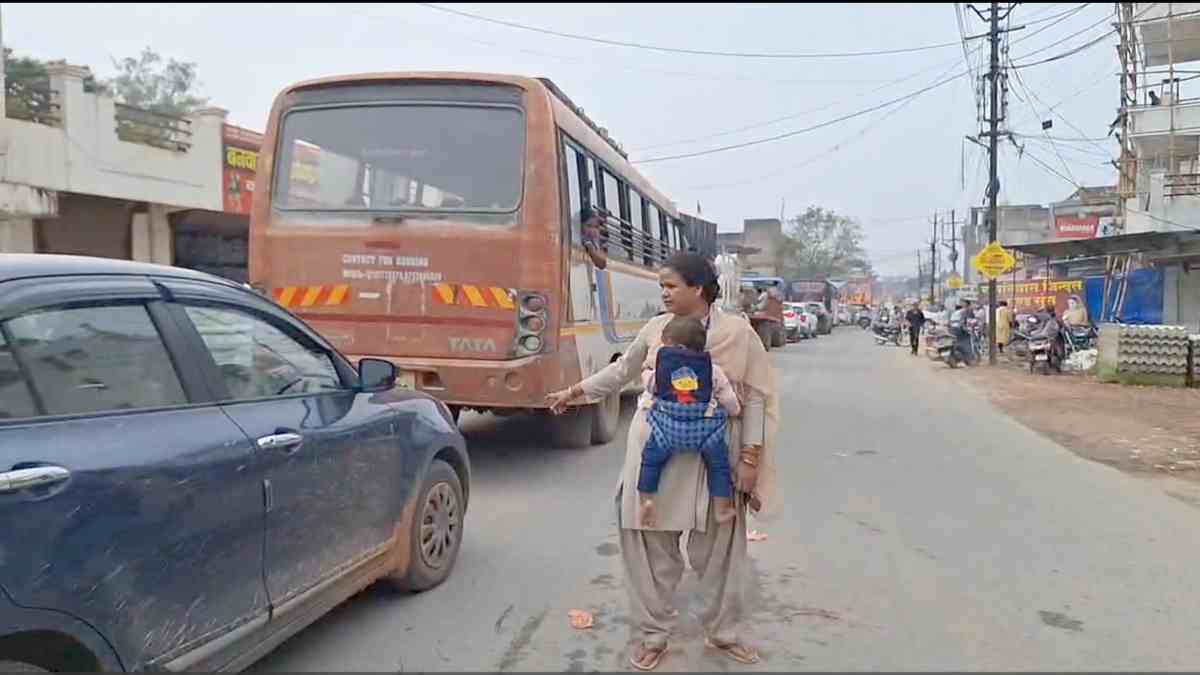 मां तुझे सलाम… गोद में मासूम बेटे को लेकर सड़क पर ड्यूटी निभा रही महिला कांस्टेबल, दिल छू लेगा ये VIDEO…