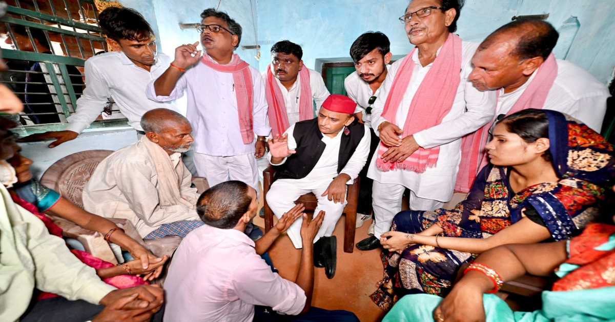 बृजेश राठौर के साथ अन्याय हुआ… संविदा कर्मी के मौत पर दुख जताते हुए अखिलेश यादव ने परिवार से की मुलाकात, सरकार को घेरते हुए कह दी बड़ी बात