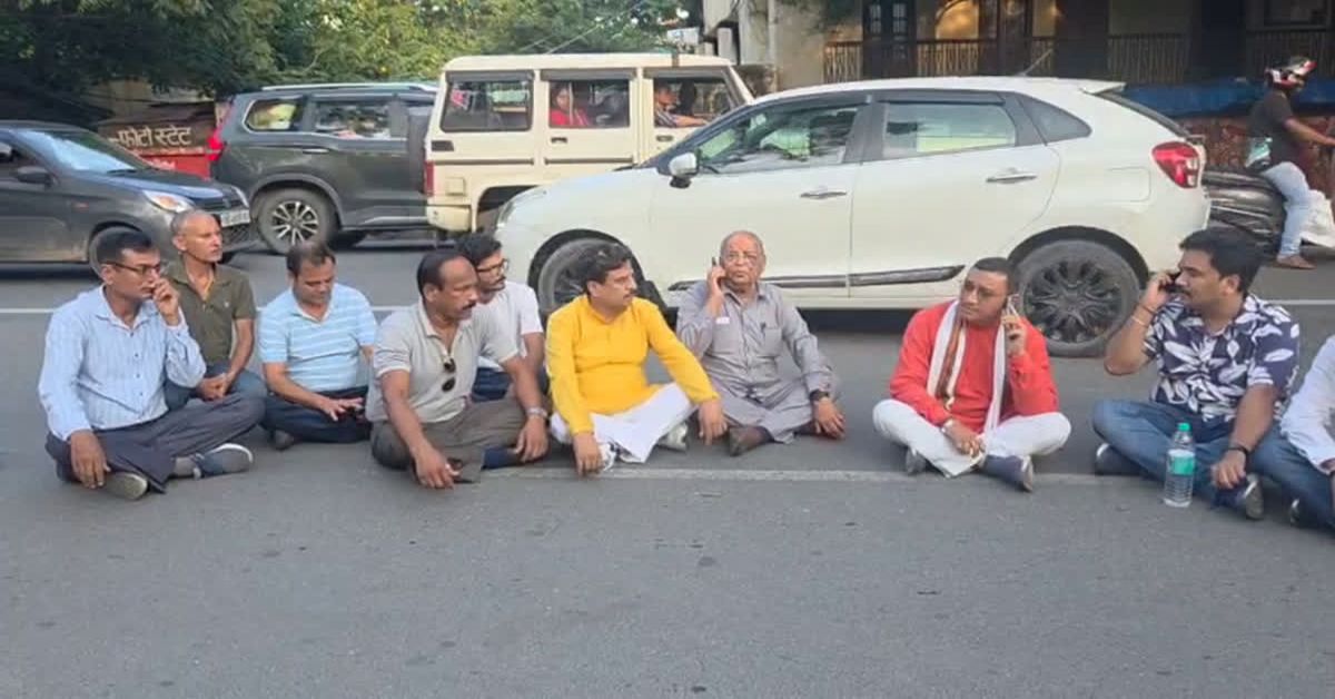 मेरी सूचना के बाद कितनी बार ड्रग्स पकड़े हो? नैनीताल SSP प्रहलाद मीणा और BJP विधायक बंशीधर भगत के बीच हॉट टॉक, थाने के सामने धरने पर बैठ गए MLA