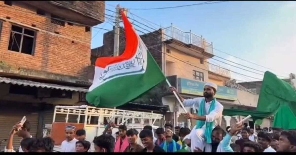 मजाक बना रखा है! ईद मिलाद उल नबी जुलूस में तिरंगे का अपमान, अशोक चिंह हटाकर अरबी भाषा में लिखी थी  कुछ बात