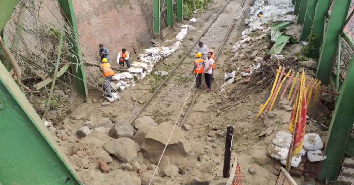 काली मंदिर पहाड़ी से रेलवे ट्रैक पर गिरा मलबा, भूस्खलन से परिचालन बाधित, राहत कार्य जारी