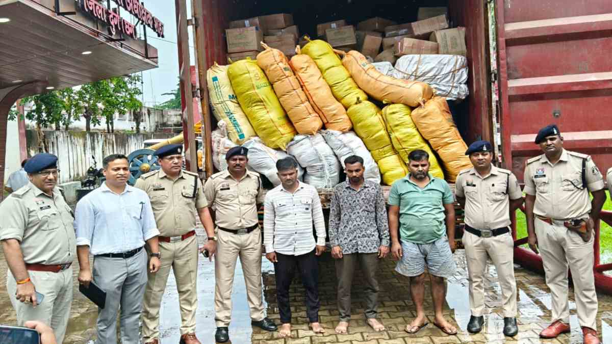 अंतरराज्यीय गांजा तस्कर गिरोह का भंडाफोड़ : तीन आरोपी गिरफ्तार, 60 लाख के गांजा समेत 1 करोड़ 53 लाख रुपए का सामान जब्त