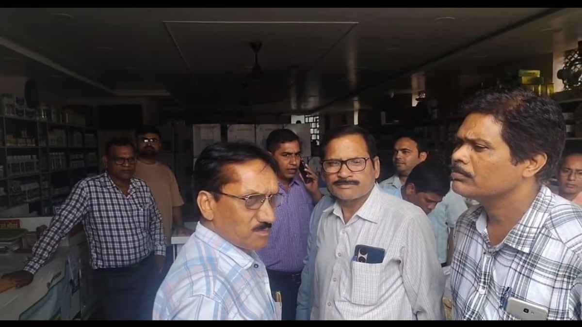 खाद की कालाबाजारी रोकने राज्यस्तरीय टीम ने कृषि केंद्रों में मारा छापा, अफसर बोले – अधिक दामों पर खाद बेचने पर दुकान संचालक के खिलाफ होगी FIR