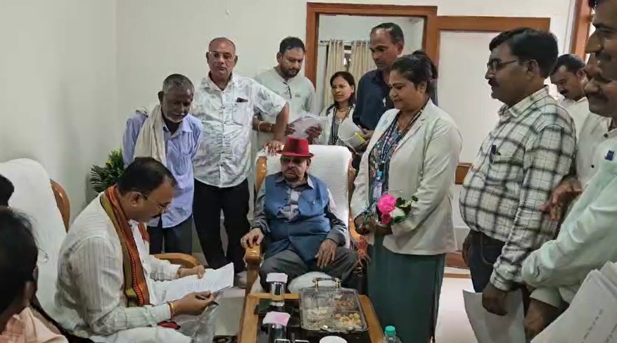 छत्तीसगढ़ में एनएचएम कर्मचारियों का प्रदर्शन जारी, आंदोलनकर्मियों को स्वास्थ्य मंत्री जायसवाल ने दिया आश्वासन, कहा- समय लगेगा, लेकिन समाधान सामने आएगा