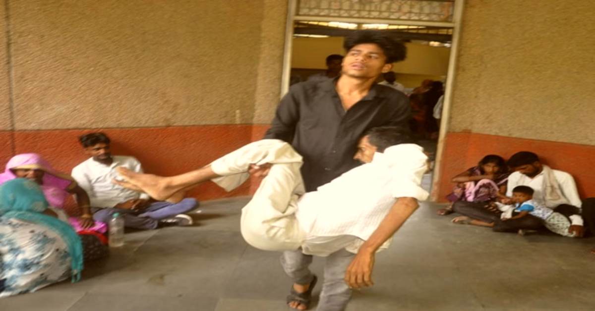 ब्रजेश पाठक जी… ‘मुर्दा’ है आपका सिस्टम! अस्पताल की लापरवाही से युवक की मौत, शव ले जाने के लिए स्ट्रेचर नहीं मिला तो गोदी में उठाकर ले गया बेटा