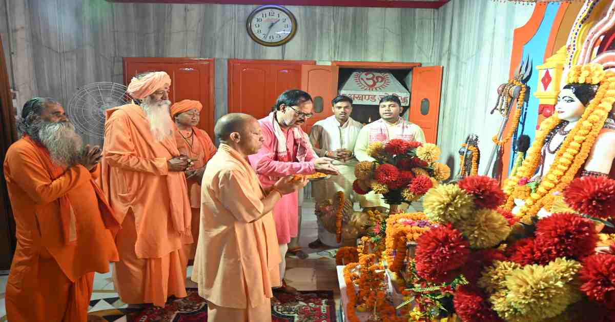 तीन दिवसीय गोरखपुर दौरे पर पहुंचे CM योगी: बाबा गोरखनाथ का लिया आशीर्वाद, मंदिर में चल रही साप्ताहिक कथा में होंगे शामिल