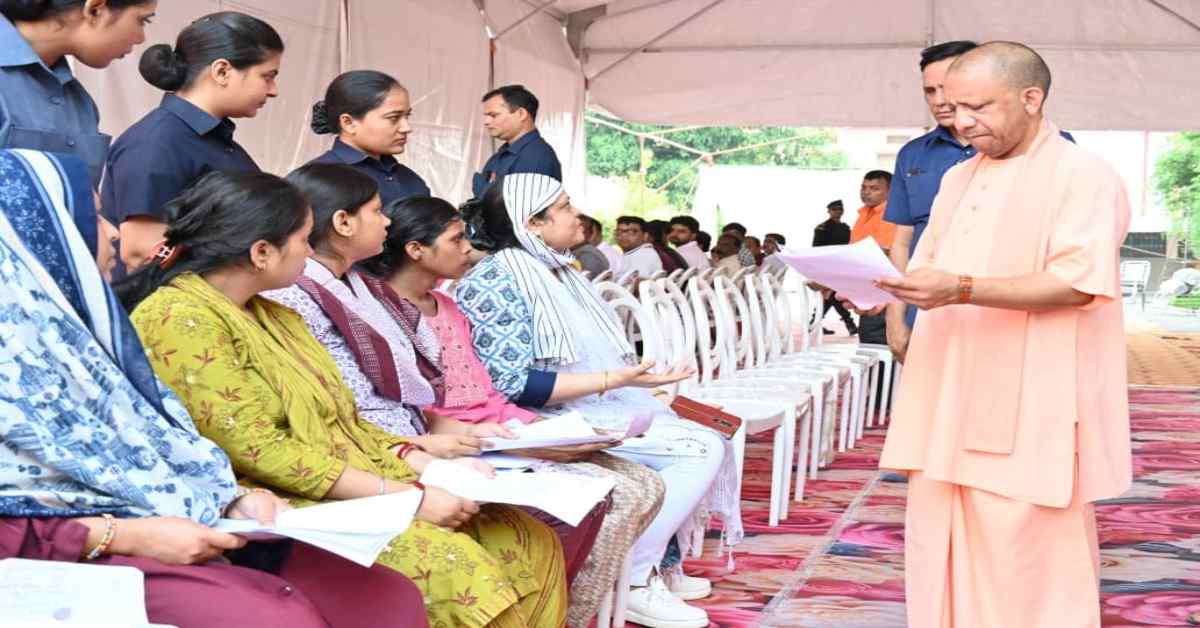गोरखपुर में CM योगी का जनता दर्शन: एक-एक करके सुनी सबकी फरियाद, अधिकारियों को त्वरित निस्तारण के दिए निर्देश